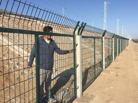 高铁爬坡口围栏